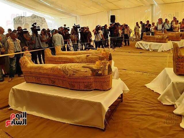 埃及南部卢克索的阿萨西夫墓群附近发现古埃及时期最大墓地 内有30具彩色木制棺木