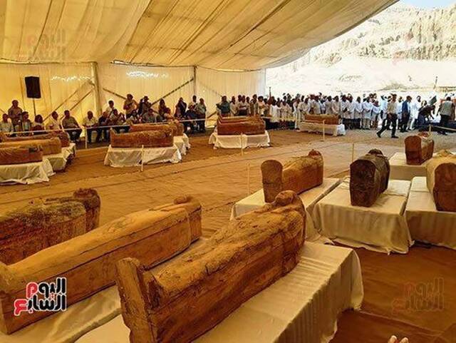 埃及南部卢克索的阿萨西夫墓群附近发现古埃及时期最大墓地 内有30具彩色木制棺木
