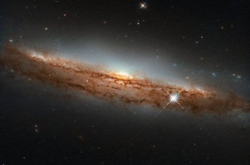 哈勃望远镜拍摄到飞碟状螺旋星系NGC 3717