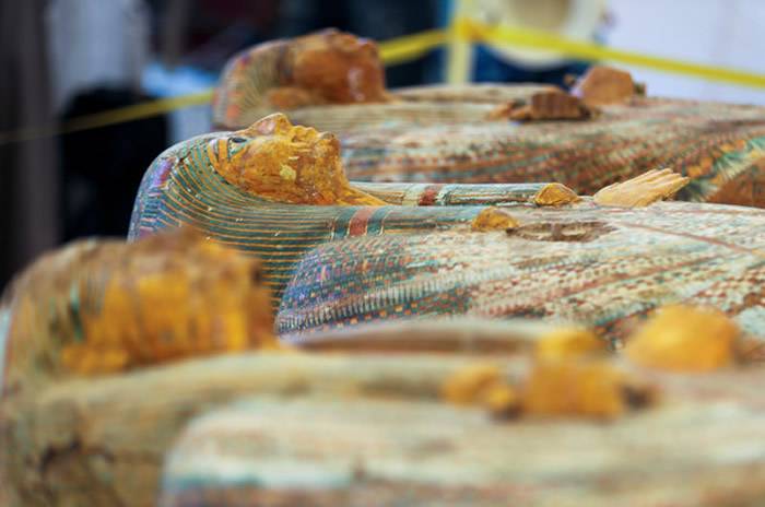 埃及考古团队在卢克索帝王谷发现30具木乃伊 棺木细致雕刻咒语色彩鲜艳