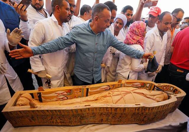 埃及考古团队在卢克索帝王谷发现30具木乃伊 棺木细致雕刻咒语色彩鲜艳