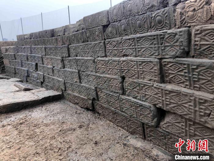 济南发掘29座古墓葬 出土各式纹样汉砖多达10余种