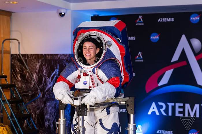NASA公布特别为2024年“月亮女神号”（Artemis）载人探月计划设计的新款宇航服xEMU