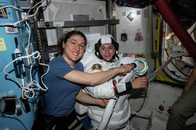 美国宇航局两名女性宇航员（杰西卡·梅尔和克里斯蒂娜·科赫）首次同时进行太空行走
