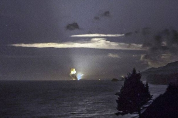 美国载着超音速武器的火箭发射升空后爆炸