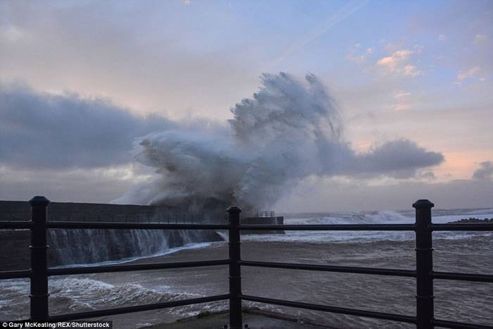 天降异象？英国海岸巨浪刮出动物形态