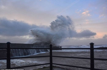 天降异象？英国海岸巨浪刮出动物形态