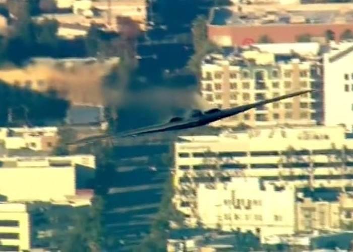 震撼高空实拍：美军B-2隐形战略轰炸机飞越美国加州美式足球场