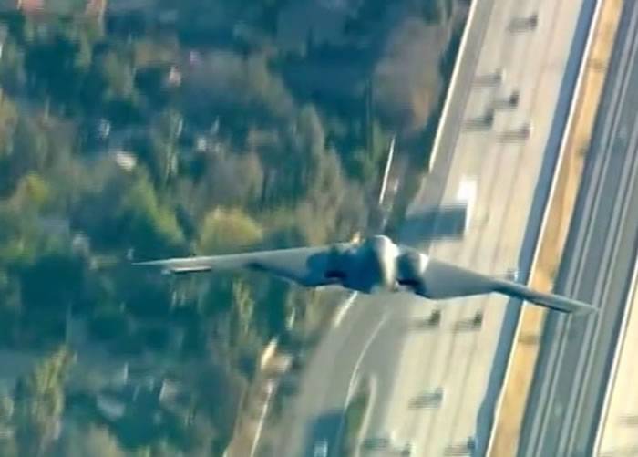 震撼高空实拍：美军B-2隐形战略轰炸机飞越美国加州美式足球场