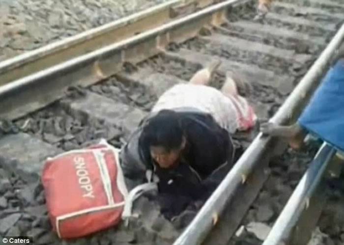 印度妇人意外堕轨 56节列车身上飞驰居然生还