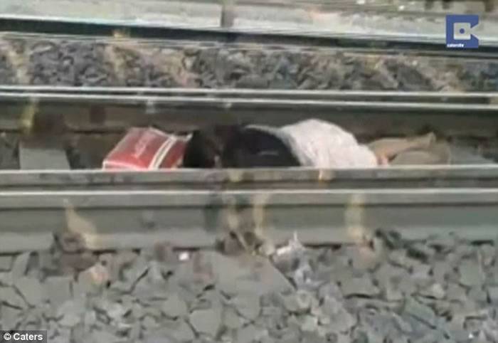 印度妇人意外堕轨 56节列车身上飞驰居然生还