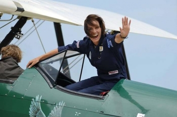 53岁英国女飞行员独自驾驶古董飞机飞行2万多公里完成从英国飞到澳大利亚的壮举