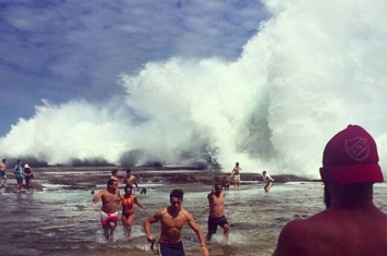 滔天巨浪袭击澳大利亚悉尼的皇家国家公园海岸