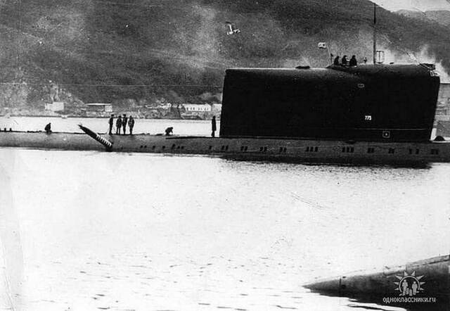前苏联海军“旅馆I”级核潜艇K-178号身上插着鱼雷返回基地