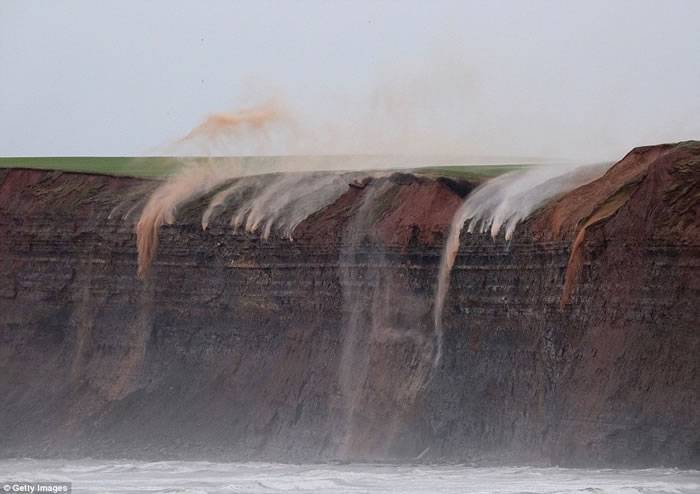 英国约克郡海边悬崖狂风将雨水吹回的震撼瞬间