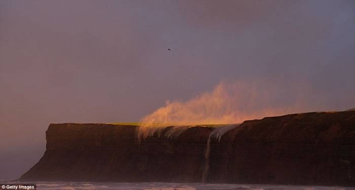 英国约克郡海边悬崖狂风将雨水吹回的震撼瞬间