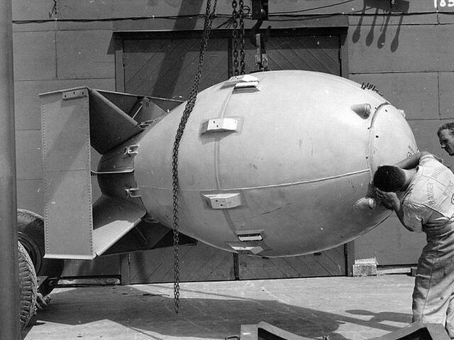 美国于1945年8月向日本广岛和长崎投放两颗原子弹的最后准备工作照曝光