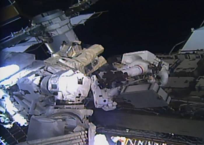 美国太空总署（NASA）完成史上首次“全女班”宇航员太空漫步任务创举 特朗普致电祝贺