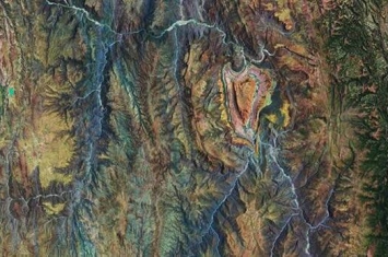 欧洲航天局哨兵2号卫星拍摄的玻利维亚高原心形沉积结构