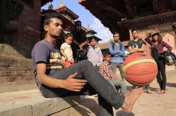 尼泊尔男子Thaneswar Guragai身怀绝技：可用身体多个部位转篮球