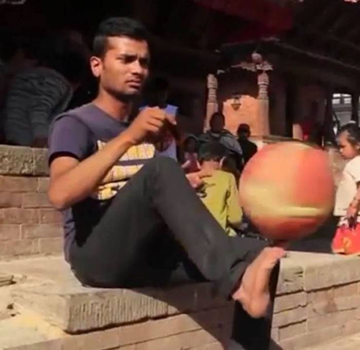 尼泊尔男子Thaneswar Guragai身怀绝技：可用身体多个部位转篮球