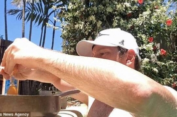 天气酷热：澳大利亚男子在自家后院仅用平底锅就成功煎了一个荷包蛋