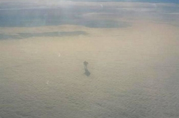 爱尔兰男子坐飞机看见窗外竟然有个神秘“人影”