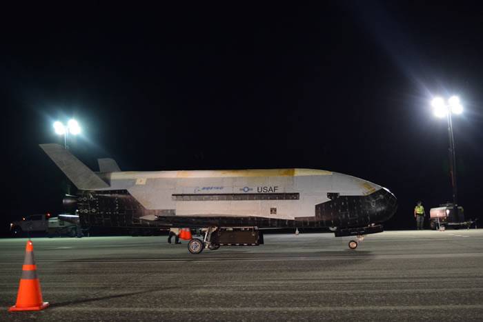 美国空天飞机X-37B秘密轨道试验飞行器破纪录在太空飞行780天后返回地球