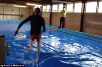 英国诺森伯兰郡男子Scott Crosby在泳池表演“水上飘”