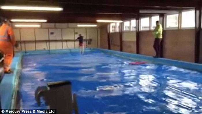 英国诺森伯兰郡男子Scott Crosby在泳池表演“水上飘”