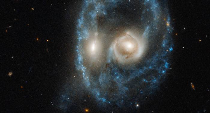 哈勃望远镜在太空中拍到一张“脸”：两个星系碰撞