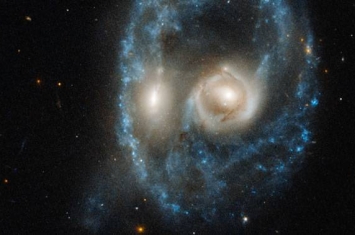 哈勃望远镜在太空中拍到一张“脸”：两个星系碰撞