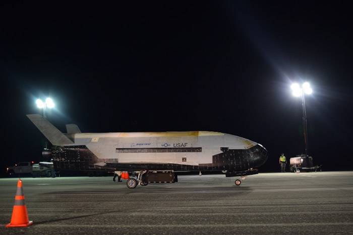 美国X-37B无人驾驶航天飞机在太空连续飞行780天后返回地球