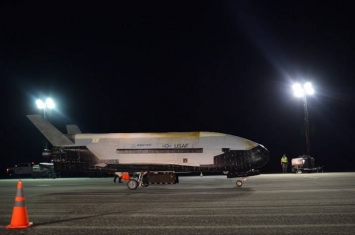 美国X-37B无人驾驶航天飞机在太空连续飞行780天后返回地球