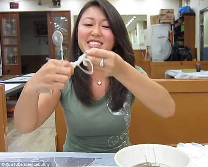YouTube上热传女子在韩国活吞章鱼的视频