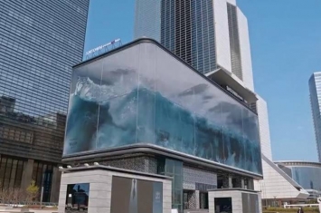 韩国首尔一幢大楼的LED广告墙投影出逼真巨浪