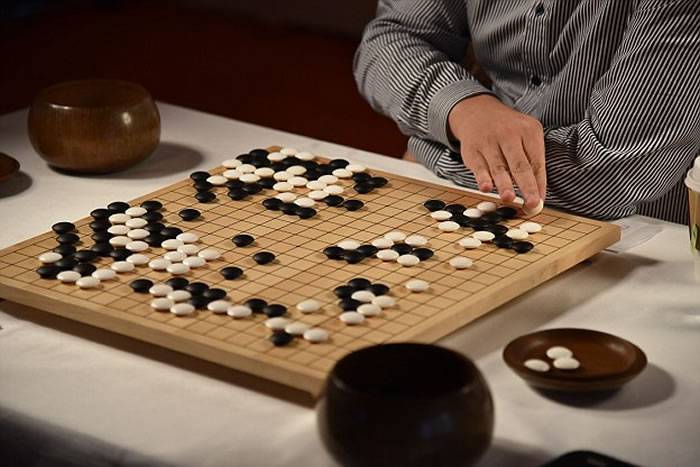 人工智能开发公司Google DeepMind研发的电脑程式AlphaGo完胜欧洲围棋冠军