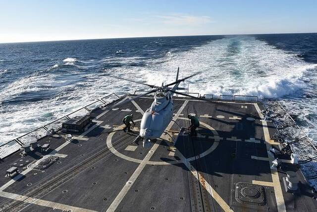 美军新型无人直升机MQ-8C成功从军舰上升降