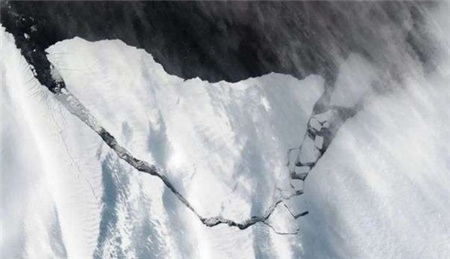世界最大冰山已融化分裂