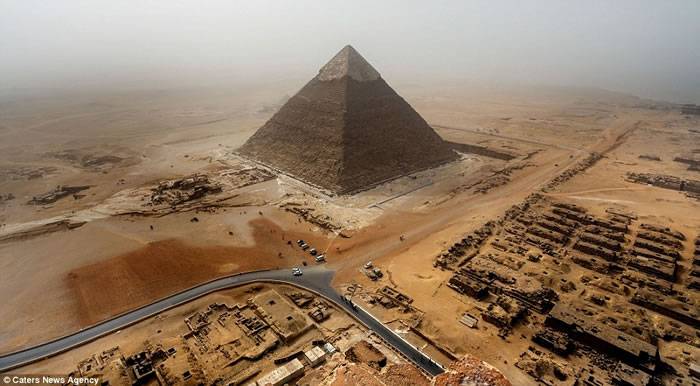 德国青年艺高人胆大不怕坐牢 违法攀埃及吉萨金字塔