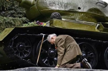 跪在坦克面前哭泣的苏联老兵叫什么?有着怎样的经历?