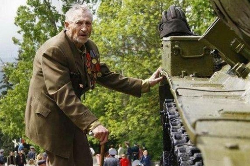 跪在坦克面前哭泣的苏联老兵叫什么?有着怎样的经历?