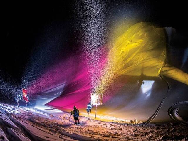用五彩光线妆点白雪 让夜间滑雪达到鲜明的新境界