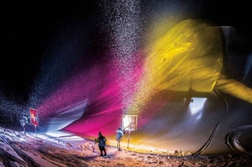 用五彩光线妆点白雪 让夜间滑雪达到鲜明的新境界