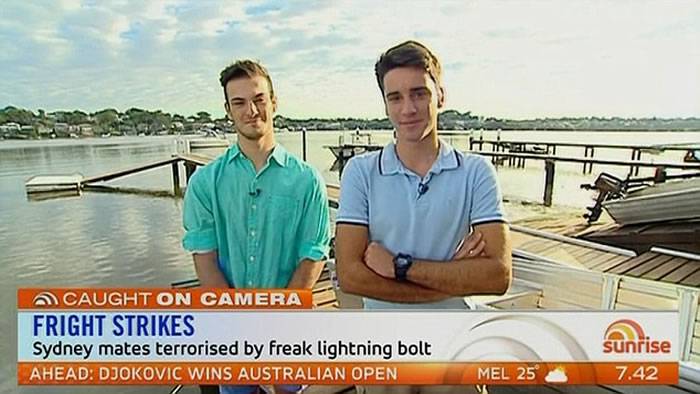 澳大利亚悉尼青年在船上游玩时险遭雷电袭击