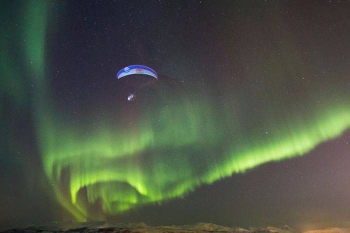西班牙特技滑翔伞专家Horacio Llorens在挪威北极圈地区极光下翱翔