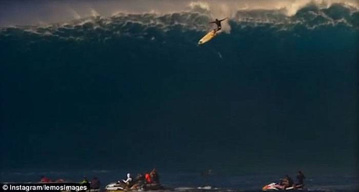 美国夏威夷著名专业滑浪手Tom Dosland失手从40呎高巨浪掉下