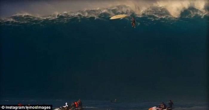 美国夏威夷著名专业滑浪手Tom Dosland失手从40呎高巨浪掉下