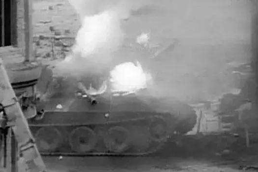 纳粹德国的黑豹坦克与美国的潘兴坦克哪个更厉害?科隆大教堂的坦克对决