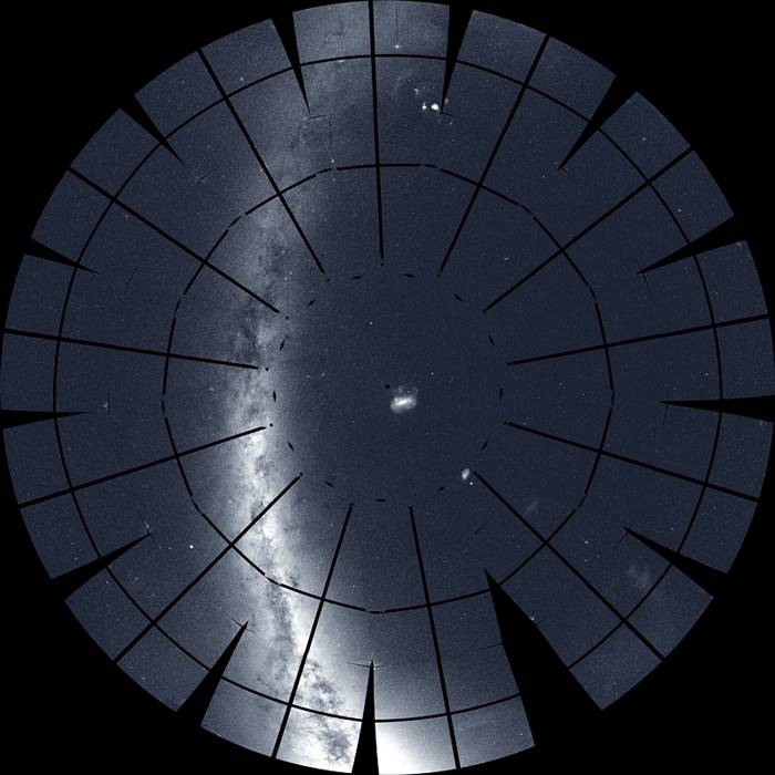 NASA的凌日系外行星勘测卫星(TESS)200多张图片拼接在一起显示银河系壮丽景色